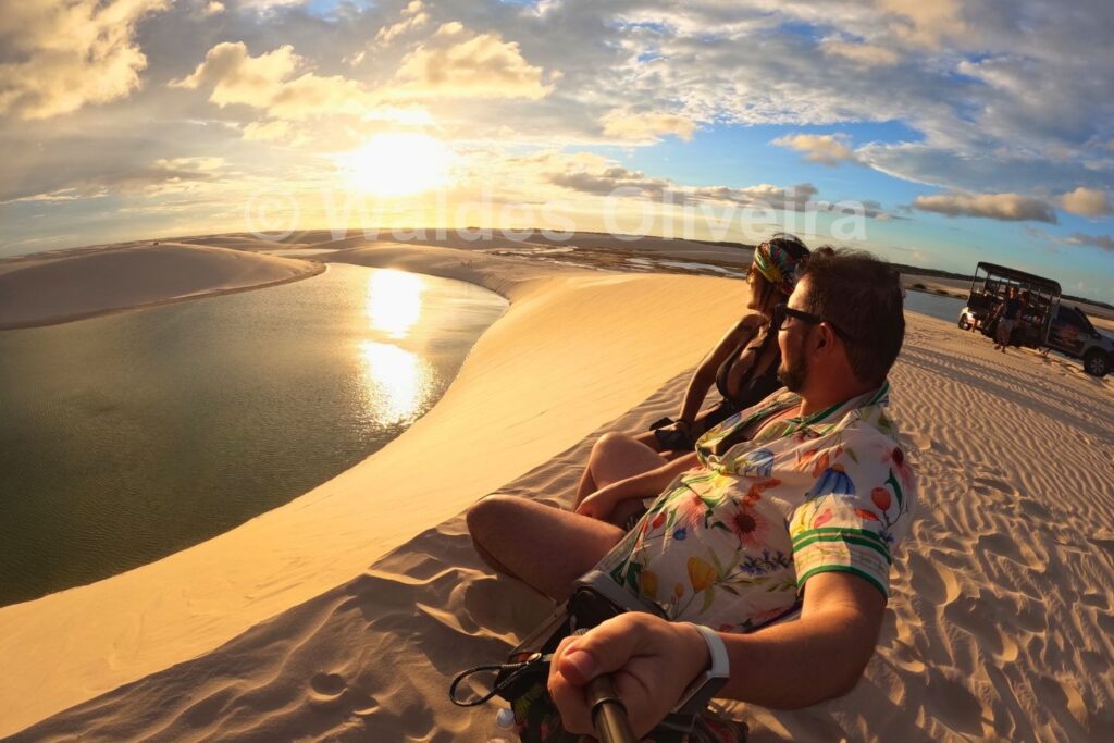 Passeio no pôr do sol nos Lençóis Maranhenses.